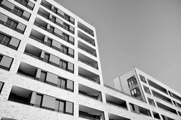 阳光照射在城市建筑物上 现代公寓的碎片 外置平房 新的豪华住宅和家庭综合设施的细节 黑人和白人 — 图库照片