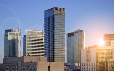 Günbatımı modern şehrin üzerinde.