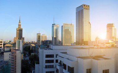 Günbatımı modern şehrin üzerinde.