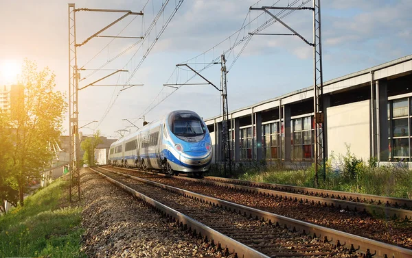 Treno Sui Binari Ferroviari Durante Tramonto Perron Alla Stazione Ferroviaria — Foto Stock