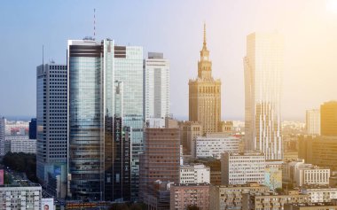 Günbatımı modern şehrin üzerinde.