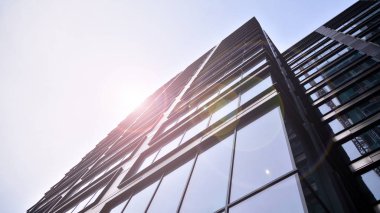 Modern ofis bina detay, güneş ışığı ile cam yüzey