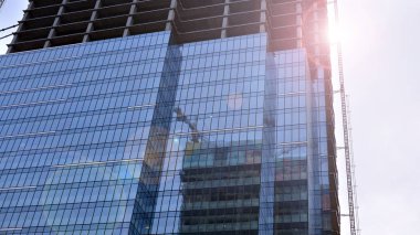 Bina yapım aşamasında gün batımında.