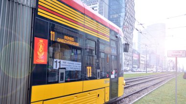 Varşova, Polonya. 10 Ocak 2020. Prosta caddesinde Polonya başkenti Varşova 'da tramvay.