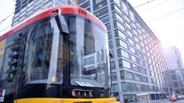 Varşova, Polonya. 10 Ocak 2020. Prosta caddesinde Polonya başkenti Varşova 'da tramvay.