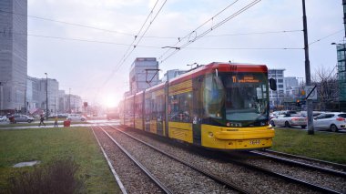 Varşova, Polonya. 10 Ocak 2020. Prosta caddesinde Polonya başkenti Varşova 'da tramvay.