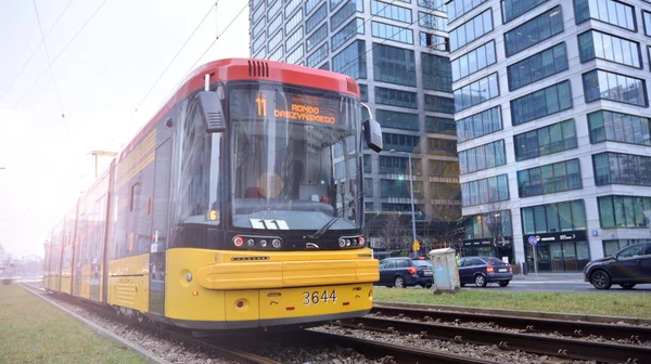 Varşova, Polonya. 10 Ocak 2020. Prosta caddesinde Polonya başkenti Varşova 'da tramvay.