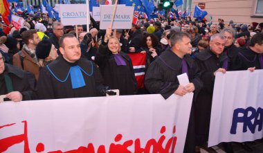 Varşova, Polonya. 11 Ocak 2020. 1000 elbise marşı. Avrupa 'nın dört bir yanından hakimler ve avukatlar, Varşova' da hukuki yönetimi ele geçirmeyi protesto ediyorlar. Polonya 'da insan hakları ve hukukun üstünlüğünü savunmak için yürüyüş.