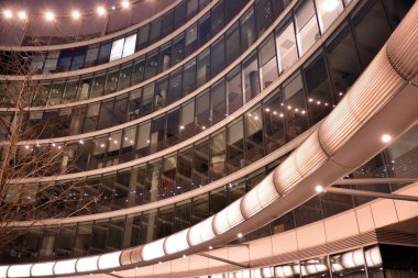 Dışarıdaki ticari ofis binasının fotoğrafı. En alttaki gece görüşü. Geceleri ofis binasının soyut görüntüsü.