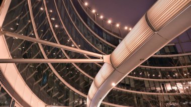 Dışarıdaki ticari ofis binasının fotoğrafı. En alttaki gece görüşü. Geceleri ofis binasının soyut görüntüsü.