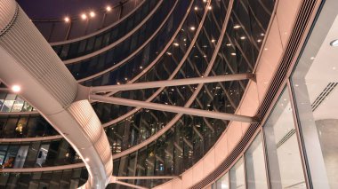 Dışarıdaki ticari ofis binasının fotoğrafı. En alttaki gece görüşü. Geceleri ofis binasının soyut görüntüsü.