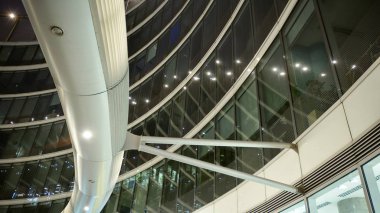 Dışarıdaki ticari ofis binasının fotoğrafı. En alttaki gece görüşü. Geceleri ofis binasının soyut görüntüsü.