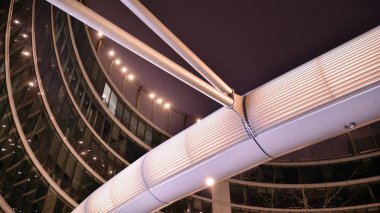 Dışarıdaki ticari ofis binasının fotoğrafı. En alttaki gece görüşü. Geceleri ofis binasının soyut görüntüsü.