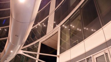 Dışarıdaki ticari ofis binasının fotoğrafı. En alttaki gece görüşü. Geceleri ofis binasının soyut görüntüsü.