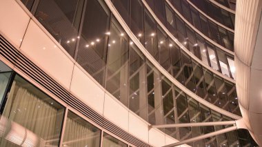 Dışarıdaki ticari ofis binasının fotoğrafı. En alttaki gece görüşü. Geceleri ofis binasının soyut görüntüsü.