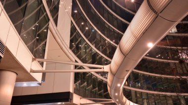 Dışarıdaki ticari ofis binasının fotoğrafı. En alttaki gece görüşü. Geceleri ofis binasının soyut görüntüsü.