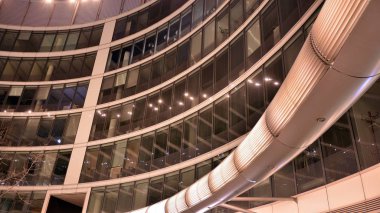 Dışarıdaki ticari ofis binasının fotoğrafı. En alttaki gece görüşü. Geceleri ofis binasının soyut görüntüsü.