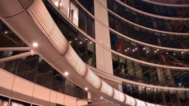 Dışarıdaki ticari ofis binasının fotoğrafı. En alttaki gece görüşü. Geceleri ofis binasının soyut görüntüsü.