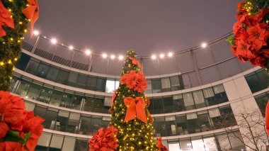 Dışarıdaki ticari ofis binasının fotoğrafı. En alttaki gece görüşü. Geceleri ofis binasının soyut görüntüsü.