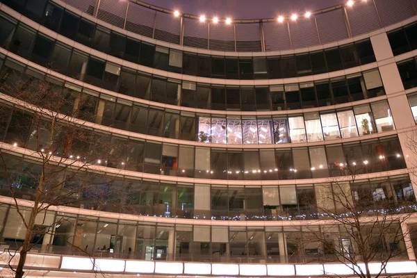 Foto Der Außenseite Eines Bürogebäudes Nachtansicht Unten Abstraktes Bild Eines — Stockfoto