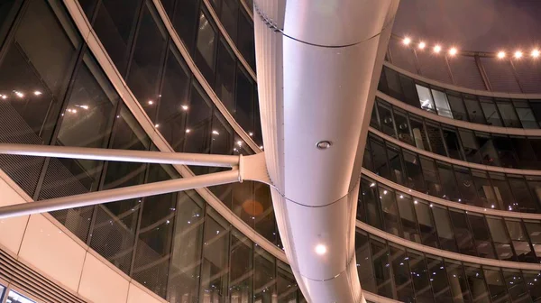 Dışarıdaki ticari ofis binasının fotoğrafı. En alttaki gece görüşü. Geceleri ofis binasının soyut görüntüsü.