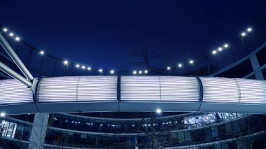 Gece mimarisi - cam cepheli bina. İş bölgesinde modern bir bina. Ekonomi kavramı, finans. Dışarıdaki ticari ofis binasının fotoğrafı. Ofis binasının soyut görüntüsü