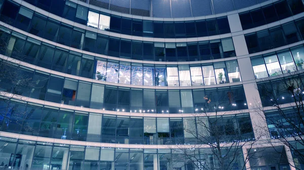 Gece Mimarisi Cam Cepheli Bina Bölgesinde Modern Bir Bina Ekonomi — Stok fotoğraf
