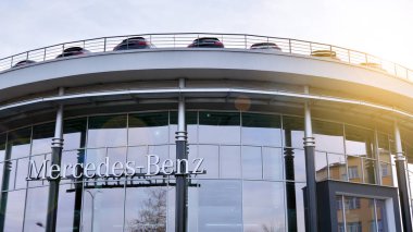 Varşova, Polonya. 12 Ocak 2020. Mercedes-Benz 'i imzala. Şirket tabelası Mercedes-Benz.