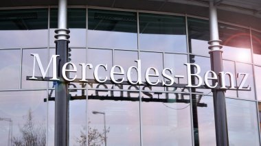 Varşova, Polonya. 12 Ocak 2020. Mercedes-Benz 'i imzala. Şirket tabelası Mercedes-Benz.
