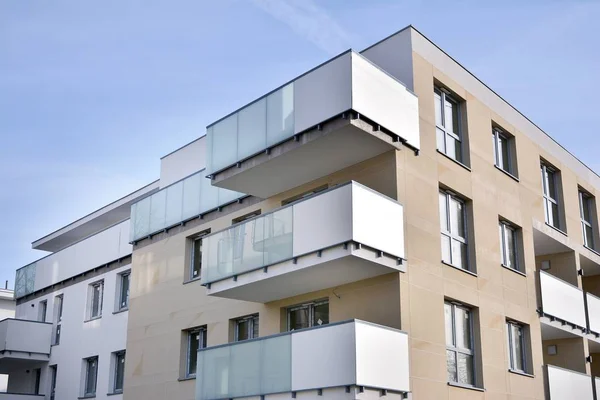 Moderne Appartementengebouwen Een Zonnige Dag Met Een Blauwe Lucht Gebouw — Stockfoto