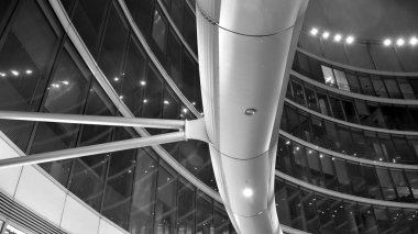 Gece mimarisi - cam cepheli bina. İş bölgesi. Ekonomi kavramı, finans. Dışarıdaki ticari ofis binasının fotoğrafı. Ofis binasının soyut görüntüsü. Siyah ve beyaz.