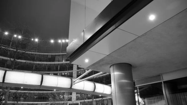 Arquitetura Noturna Edifício Com Fachada Vidro Distrito Negócios Conceito Economia — Fotografia de Stock