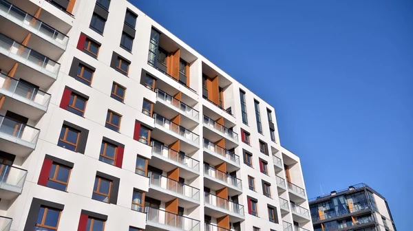 Moderno Edificio Varios Pisos Iluminado Por Sol Poniente Tarde Nueva — Foto de Stock