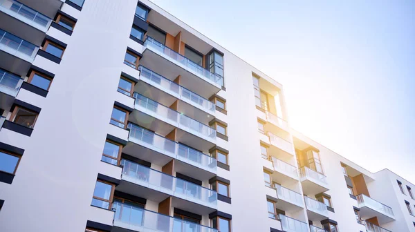 Bâtiment Moderne Plusieurs Étages Éclairé Par Soleil Couchant Après Midi — Photo