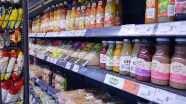 Varşova, Polonya. 20 Ocak 2020. Carrefour süpermarketinin raftan görünüşü.