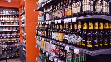Varşova, Polonya. 20 Ocak 2020. Carrefour süpermarketinin raftan görünüşü.