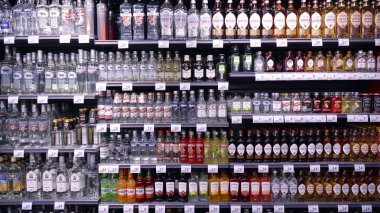 Varşova, Polonya. 20 Ocak 2020. Carrefour süpermarketinin raftan görünüşü.