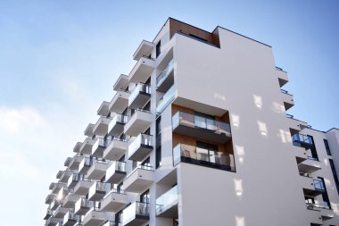 Modern ve yeni apartman. Çok katlı, modern, yeni ve şık apartmanlar.. 