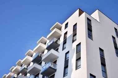 Modern ve yeni apartman. Çok katlı, modern, yeni ve şık apartmanlar.. 