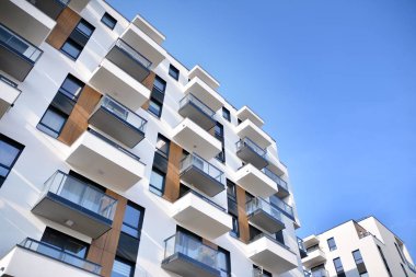 Modern ve yeni apartman. Çok katlı, modern, yeni ve şık apartmanlar.. 