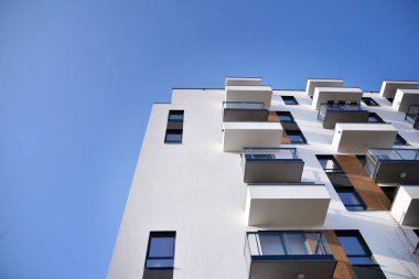 Modern ve yeni apartman. Çok katlı, modern, yeni ve şık apartmanlar.. 