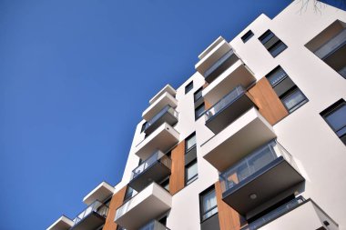 Modern ve yeni apartman. Çok katlı, modern, yeni ve şık apartmanlar.. 