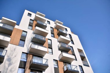 Modern ve yeni apartman. Çok katlı, modern, yeni ve şık apartmanlar.. 