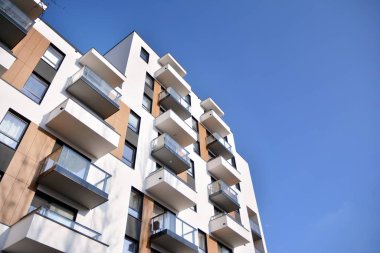 Modern ve yeni apartman. Çok katlı, modern, yeni ve şık apartmanlar.. 