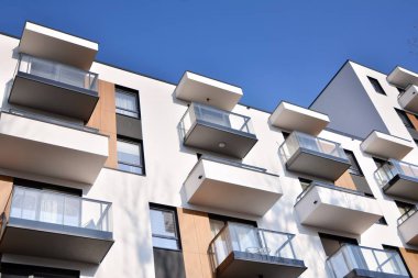 Modern ve yeni apartman. Çok katlı, modern, yeni ve şık apartmanlar.. 