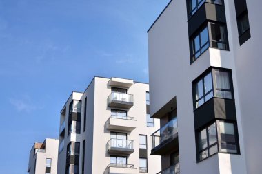 Modern ve yeni apartman. Çok katlı, modern, yeni ve şık apartmanlar.. 