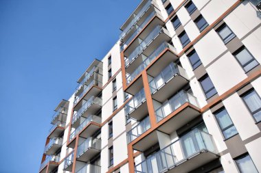 Modern ve yeni apartman. Çok katlı, modern, yeni ve şık apartmanlar.. 