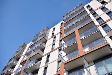 Modern ve yeni apartman. Çok katlı, modern, yeni ve şık apartmanlar.. 