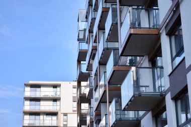 Modern ve yeni apartman. Çok katlı, modern, yeni ve şık apartmanlar.. 