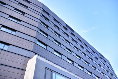 Koyu gri cepheli modern bir binanın düz bir cephesi. Koyu gri metalik panel cephesi. Modern mimari ayrıntılar. 